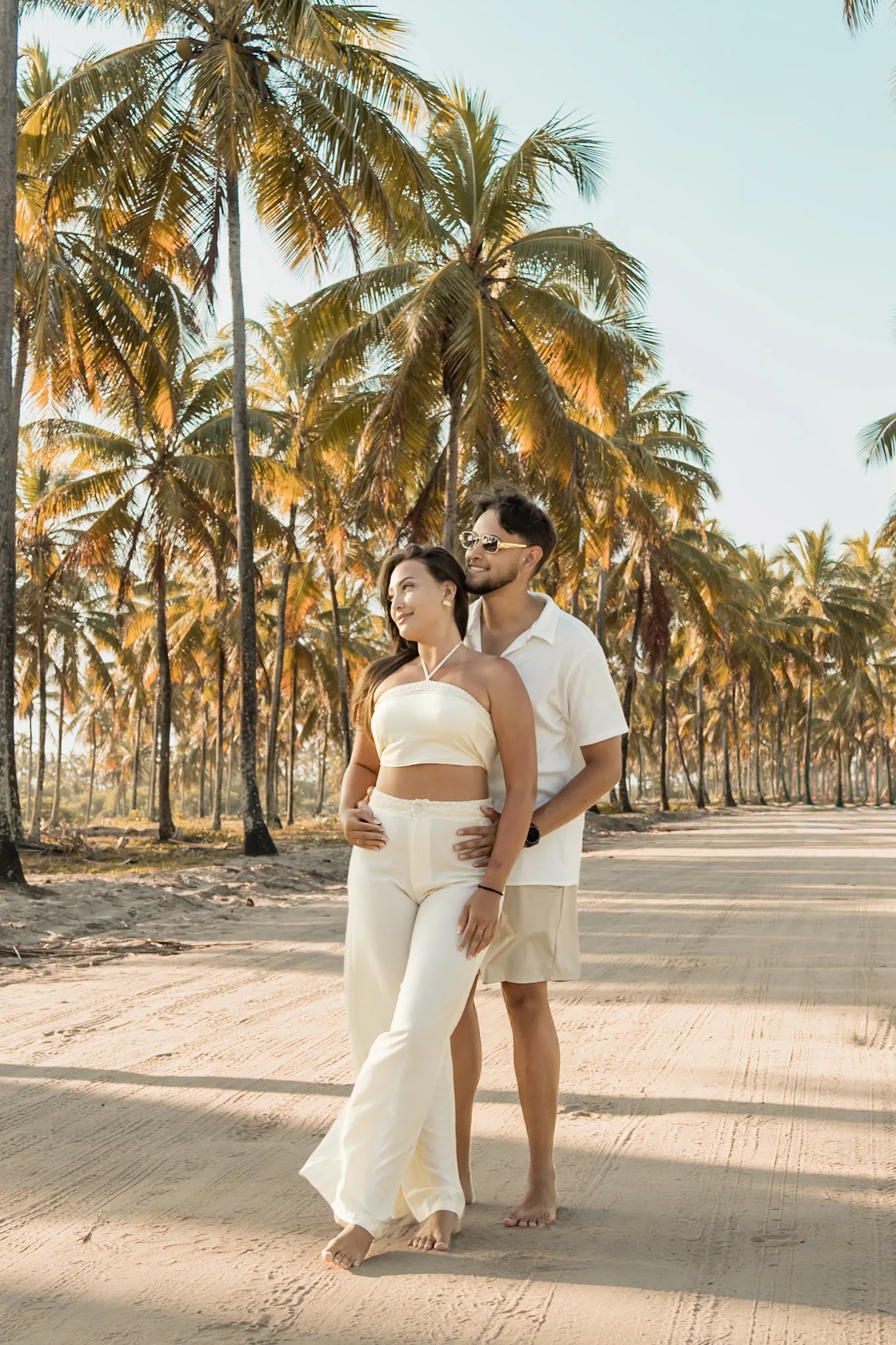 Casal em cenário de coqueiral em Porto de Galinhas